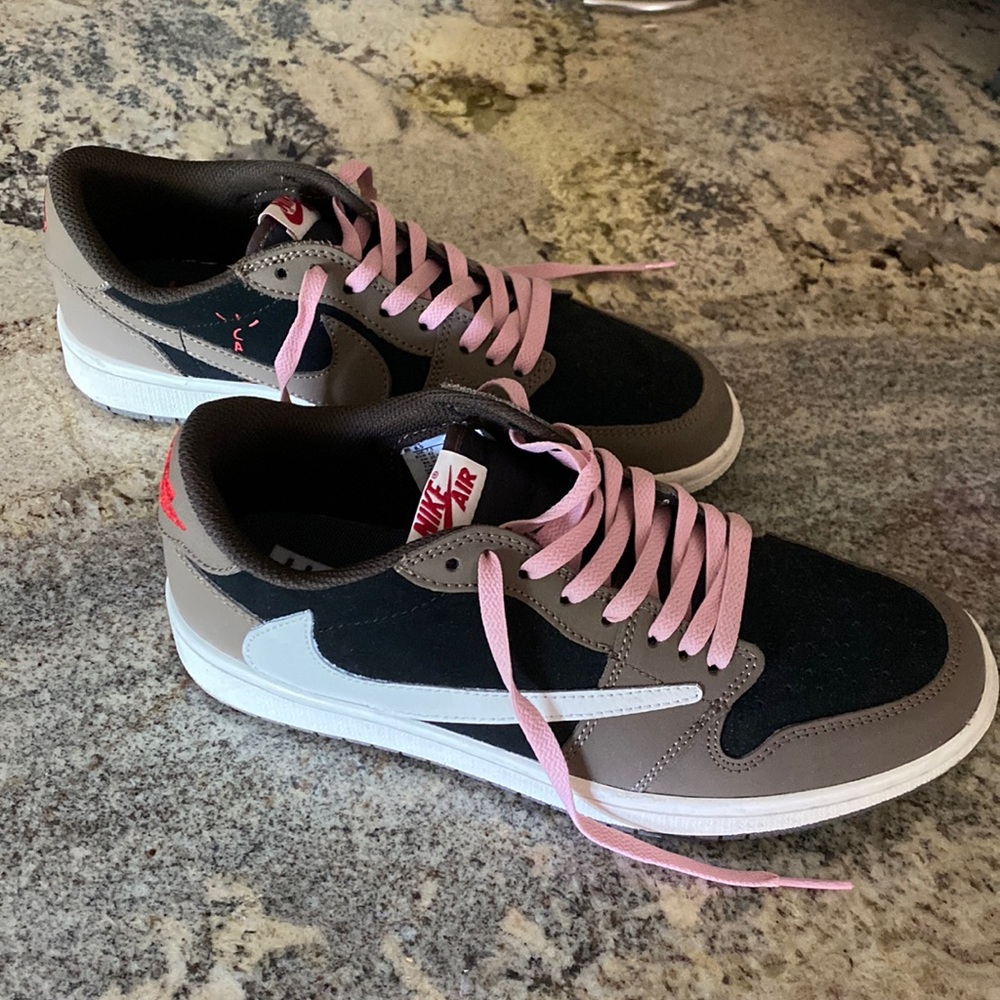 Travis Scott Jordan 1 Low (mocha)